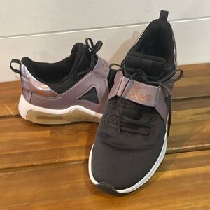 Nike AirMax sneaker tennis shoe athletic womens 9